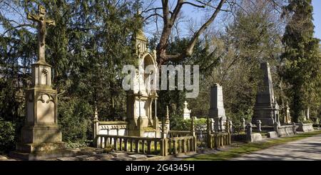 Cimitero di Melaten in primavera, magnifiche tombe fiancheggiano la cosiddetta MillionÃ¤r Allee, Colonia, Germania Foto Stock