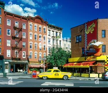 2006 STORICO CHECKER TAXI GIALLO BLEEKER STREET GREENWICH VILLAGGIO MANHATTAN NEW YORK CITTÀ STATI UNITI Foto Stock