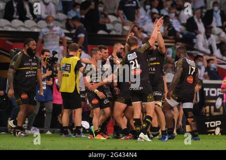 Villeneuve d Ascq, Nord, Francia. 18 Giugno 2021. Gioia dei giocatori di Stade Rochelais dopo la sua vittoria della semifinale del Campionato Francese di rugby Top 14 tra Racing 92 e Stade Rochelais allo stadio Pierre Mauroy di Villeneuve-d'Ascq - Francia.la Rochelle ha vinto 19:6 e si qualifica per la finale del Campionato Francese di Rugby. Credit: Pierre Stevenin/ZUMA Wire/Alamy Live News Foto Stock