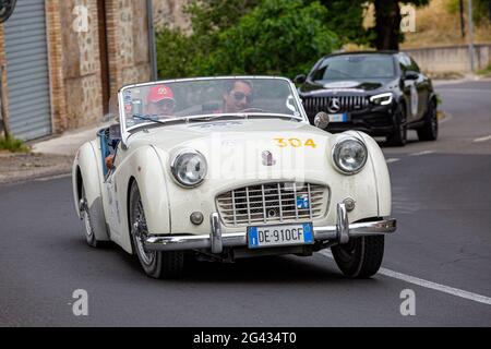 Orvieto, Italia. 18 Giugno 2021. A 1956 Triumph TR3 Sport in arrivo a Orvieto. Credit: Stephen Bisgrove/Alamy Live News Foto Stock