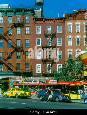 2006 STORICO CHECKER TAXI GIALLO BLEEKER STREET GREENWICH VILLAGGIO MANHATTAN NEW YORK CITTÀ STATI UNITI Foto Stock