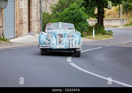 Orvieto, Italia. 18 Giugno 2021. Una Jaguar XK140 OTS se Roadster 1955 arriva a Orvieto. Credit: Stephen Bisgrove/Alamy Live News Foto Stock