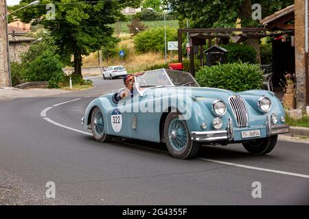 Orvieto, Italia. 18 Giugno 2021. Una Jaguar XK140 OTS se Roadster 1955 arriva a Orvieto. Credit: Stephen Bisgrove/Alamy Live News Foto Stock