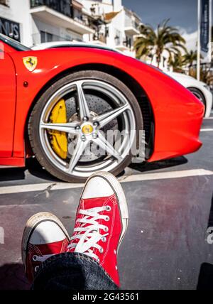 Ferrari e sneakers rosse a Puerto Banus, Marbella, Spagna Foto Stock