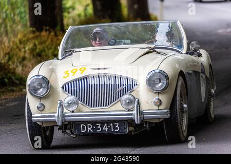 Orvieto, Italia. 18 Giugno 2021. A 1956 Austin Healey 100/4 BN2 arriva a Orvieto. Credit: Stephen Bisgrove/Alamy Live News Foto Stock