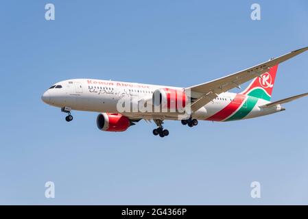 Kenya Airways Boeing 787 Dreamliner aereo jet atterrando all'aeroporto di Londra Heathrow, Regno Unito, in cielo blu durante la pandemia di COVID 19 allentamento di blocco Foto Stock