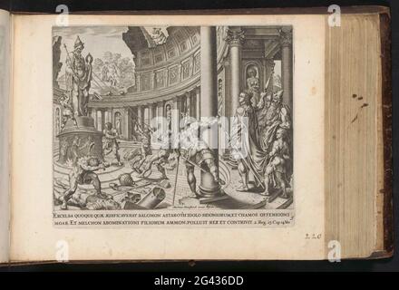 Re Giosia è distrutto i templi di Astarte, Kemos e Mildom; Van Den Coninck Giosia; Storia del re Giosia; Den Grooten Figuer Bibel (...). Re Giosia ha distrutto i templi in onore degli dei pagani Astarte, Kemos e Mildom e ha fatto tutte le immagini degli idoli in pezzi. Due uomini sono impegnati a disegnare una grande statua della sua base. Altri uomini conservano il tempio a pezzi con i martelli. Sotto la mostra un riferimento in latino al testo della Bibbia in 2. 23:14. Questa stampa fa parte di un album. Foto Stock