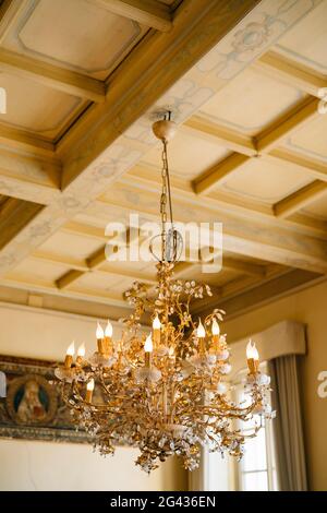 Lampadario in cristallo con candele in stile floreale all'interno di una villa in italia. Foto Stock