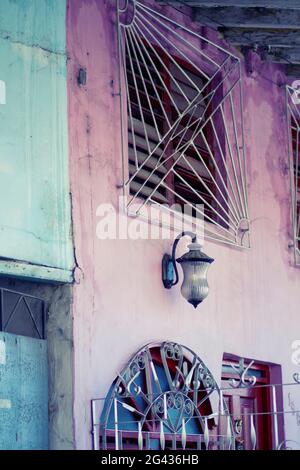 Lampada da esterno e parte di un cancello e finestra di un vecchio edificio a l'Avana, Cuba Foto Stock