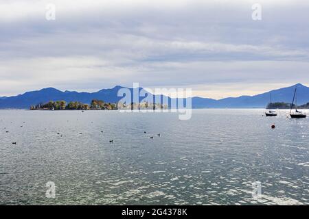 Fraueninsel von Gstadt, Chiemsee, Alpi Chiemgau, Baviera, Germania Foto Stock