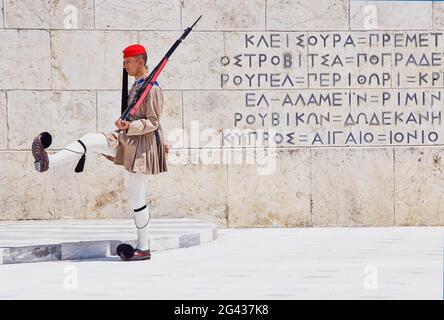 Soldato Evzone esecuzione di cambio della guardia, Atene, Grecia, Europa Foto Stock