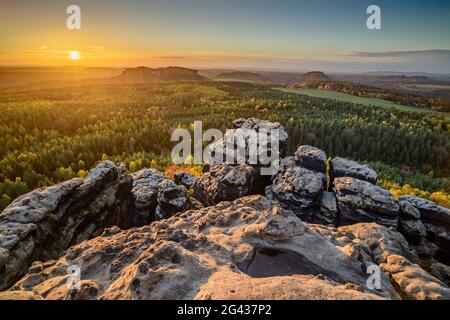 Tramonto a Gohrisch con rocce in primo piano, Gohrisch, Saxon Svizzera Parco Nazionale, Saxon Svizzera, Elbe arenaria, Sassonia, Germania Foto Stock