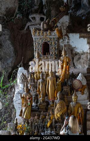 Le sculture in miniatura del Buddha adornano la grotta inferiore delle Grotte di Pak ou, Pak ou, provincia di Luang Prabang, Laos, Asia Foto Stock