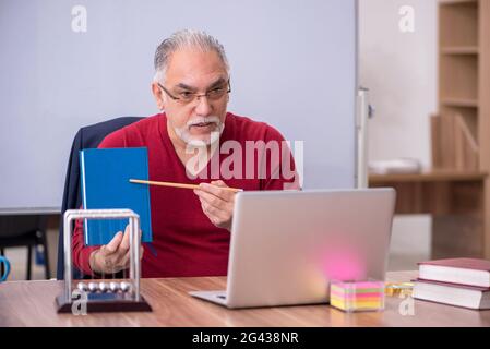 Vecchio fisico insegnante nel concetto di telestuazione Foto Stock