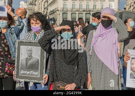 La costernazione per l'omicidio di Yoines Bilal dopo aver difeso una cameriera e i suoi amici per gli insulti razzisti profferiti da Carlos Patricio B. M. in un bar a Mazarrón, continua ad essere dimostrata nelle strade e a permeare il dibattito. "Che problema ha con i Mori? Rispettaci! "Bilal disse all'ex militare di 52 anni, che tornò armato con una pistola e sparò tre colpi nel petto che non sopravvisse. L'assassino, arrestato mentre fugge lungo la spiaggia, è stato accusato di omicidio e possesso illegale di un'arma. La morte di questo uomo di 37 anni, che se ne va Foto Stock