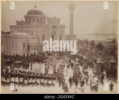 Cerimonia militare alla Moschea Yıldız Hamidiye di Istanbul. Parte dell'album di viaggio con foto di siti in Francia, Grecia e Turchia. Foto Stock