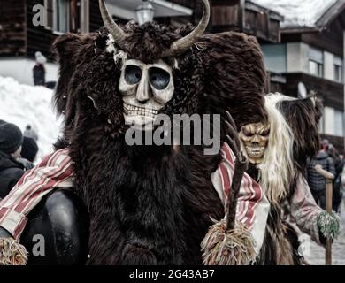 Sfilata di Carnevale del Tschäggättä a Wiler, Lötschental, Vallese, Svizzera. Foto Stock