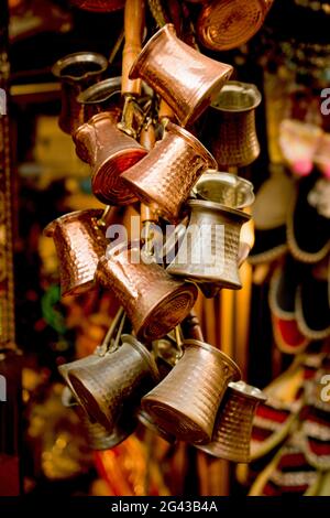Il caffè turco pentole di metallo in uno stile tradizionale Foto Stock