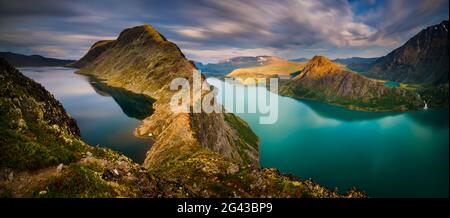 Besseggen cresta di montagna tra il lago Gjende e Bessvatnet, Jotunheimen, Norvegia Foto Stock