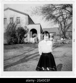 Vintage 1959 Foto in bianco e nero di Schoolgirl davanti alla sua scuola di grado, Stati Uniti Foto Stock