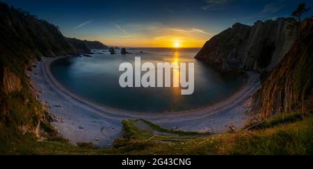 Paesaggio con spiaggia al tramonto, Playa del Silencio, Asturie, Spagna Foto Stock