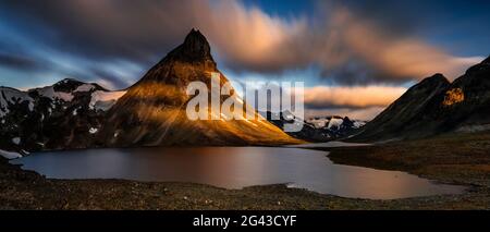 Il monte Kyrkja e il lago Kyrkjetjonne al tramonto, Jotunheimen, Norvegia Foto Stock