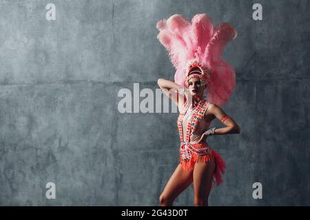 Donna in costume di samba o di Lambada con piume rosa piumino Foto Stock