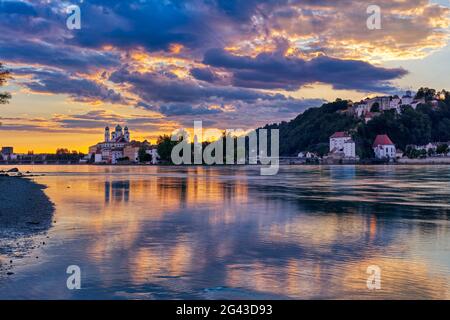 Vista da Innstadt am Ufer su Passau al tramonto, Danubio, locanda, Baviera, Germania Foto Stock