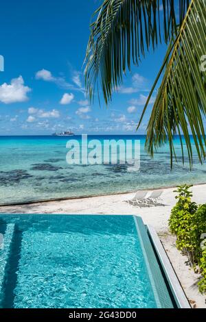 Piscina privata di fronte ad un bungalow del Kia ora Resort hotel Foto Stock