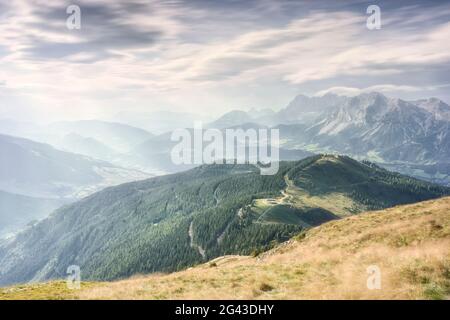 Vista da Krahbergzinken sul Planai estivo fino a Schladmin e verso il massiccio del Dachstein, Stiria, Austria. Foto Stock