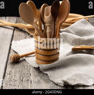Piatti e cucchiai di legno rotondi vuoti su un tavolo grigio Foto Stock