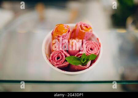Gelato fatto a mano con menta in un tappo. Foto Stock