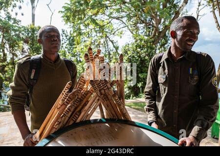 Due guide ranger con bastoni per camminare in preparazione per un'escursione attraverso la giungla fino alla Canopy Walkway, al Nyungwe Forest National Park e alla Western Provin Foto Stock