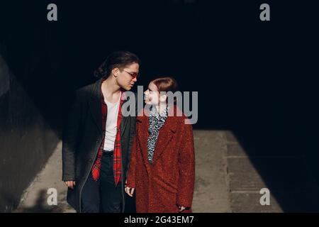 Giovane coppia caucasica che cammina per strada al giorno di San Valentino Foto Stock