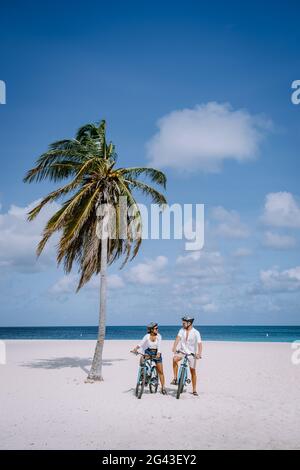 Palme sulla costa di Eagle Beach ad Aruba Foto Stock