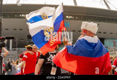 Fan maschile della squadra di calcio russa ha avvolto e tenere bandiera, volto dipinto, celebrando la vittoria in Finlandia-Russia partita, San Pietroburgo, Russia Foto Stock