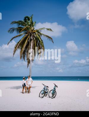 Palme sulla costa di Eagle Beach ad Aruba Foto Stock