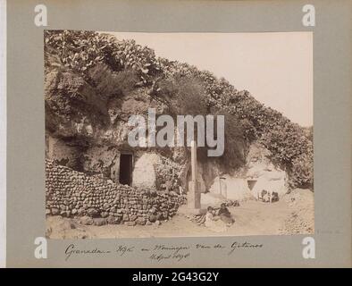 Roma (Gitanos) a Rotwoningen in Granada; Granada. Barrio de Jitanos, Exterior de varias Cuevas. Parte dell'album di viaggio con foto di siti in Francia, Spagna, Italia, Germania, Svizzera e Austria. Foto Stock