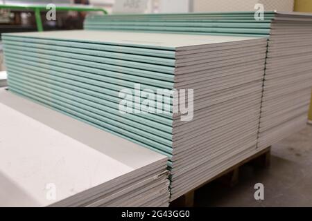 Pallet con cartongesso in lastre di cartongesso nel magazzino dell'edificio. Foto Stock
