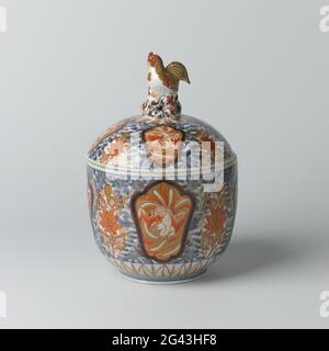 Vaso coperto con Hoo-Birds in pannelli su un terreno di loto e Floral scrolls. Vaso in porcellana con coperchio, verniciato in blu scuro e sullo smalto rosso, nero e oro. Sulla parete esterna flower drink con una bevanda di loto e una cartouche con un fieno-uccello alternativamente. Un pneumatico con motivi a foglia appuntita intorno al piede. Imari. Foto Stock