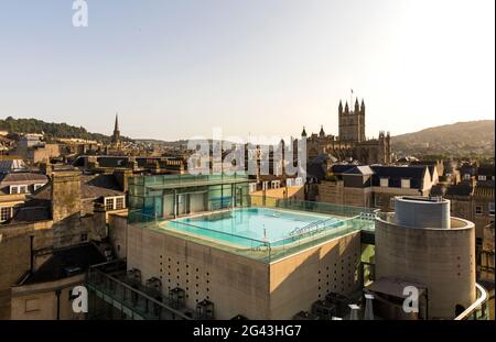 Vista della piscina esterna sul tetto, posta contro lo scenario di vecchie torrette e edifici, orizzontale. Bagno. Regno Unito Foto Stock