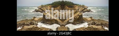 Scogliere costiere e mare con effetto specchio, Shore Acres state Park, Coos Bay, Oregon, Stati Uniti Foto Stock