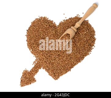 Cumulo di grani di grano saraceno non cotti, vista dall'alto. Groat disposti a forma di cuore Foto Stock