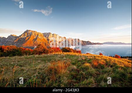 Il Monte Raut è una delle montagne più grandi delle Prealpi Carniche in provincia di Pordenone. Italia. Foto Stock