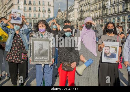 La costernazione per l'omicidio di Yoines Bilal dopo aver difeso una cameriera e i suoi amici per gli insulti razzisti profferiti da Carlos Patricio B. M. in un bar a Mazarrón, continua ad essere dimostrata nelle strade e a permeare il dibattito. "Che problema ha con i Mori? Rispettaci! "Bilal disse all'ex militare di 52 anni, che tornò armato con una pistola e sparò tre colpi nel petto che non sopravvisse. L'assassino, arrestato mentre fugge lungo la spiaggia, è stato accusato di omicidio e possesso illegale di un'arma. La morte di questo uomo di 37 anni, che se ne va Foto Stock