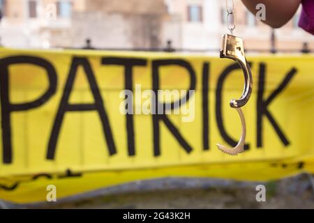 Roma, Italia. 18 Giugno 2021. Un attivista di Amnesty International Italia è ammanettato in solidarietà con Patrick Zaki (Foto di Matteo Nardone/Pacific Press) Credit: Pacific Press Media Production Corp./Alamy Live News Foto Stock