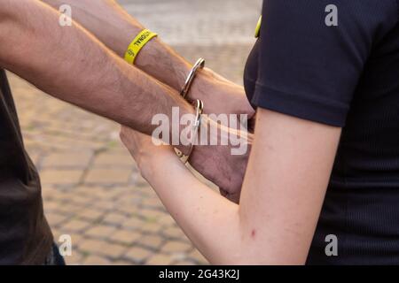 Roma, Italia. 18 Giugno 2021. Un attivista di Amnesty International Italia è ammanettato in solidarietà con Patrick Zaki (Foto di Matteo Nardone/Pacific Press) Credit: Pacific Press Media Production Corp./Alamy Live News Foto Stock