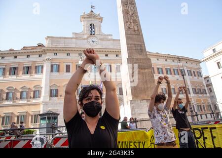 Roma, Italia. 18 Giugno 2021. Un attivista di Amnesty International Italia è ammanettato in solidarietà con Patrick Zaki (Foto di Matteo Nardone/Pacific Press) Credit: Pacific Press Media Production Corp./Alamy Live News Foto Stock