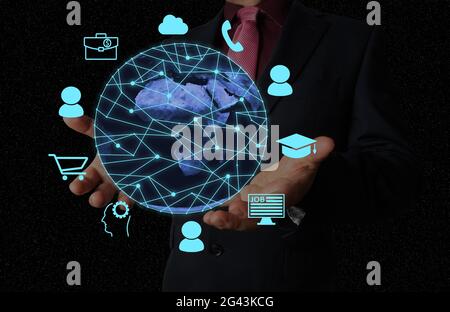 Rete globale, reti sociali o mondo in rete, con icone che simboleggiano la gamma di servizi e opportunità di sviluppo disponibili. Foto Stock