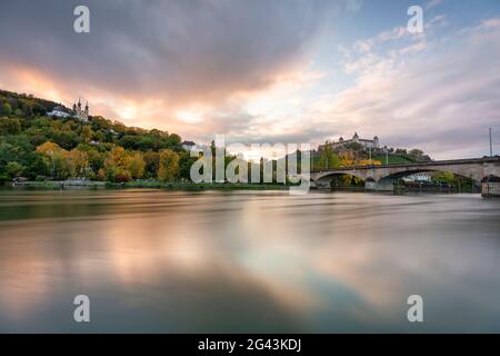 Käppele e la Fortezza di Marienberg a Würzburg al tramonto, bassa Franconia, Franconia, Baviera, Germania, Europa Foto Stock